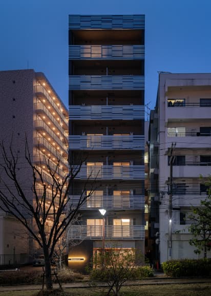 夜のK・R三宮イースト外観