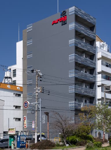 桜越しに見上げるK・R三宮イースト