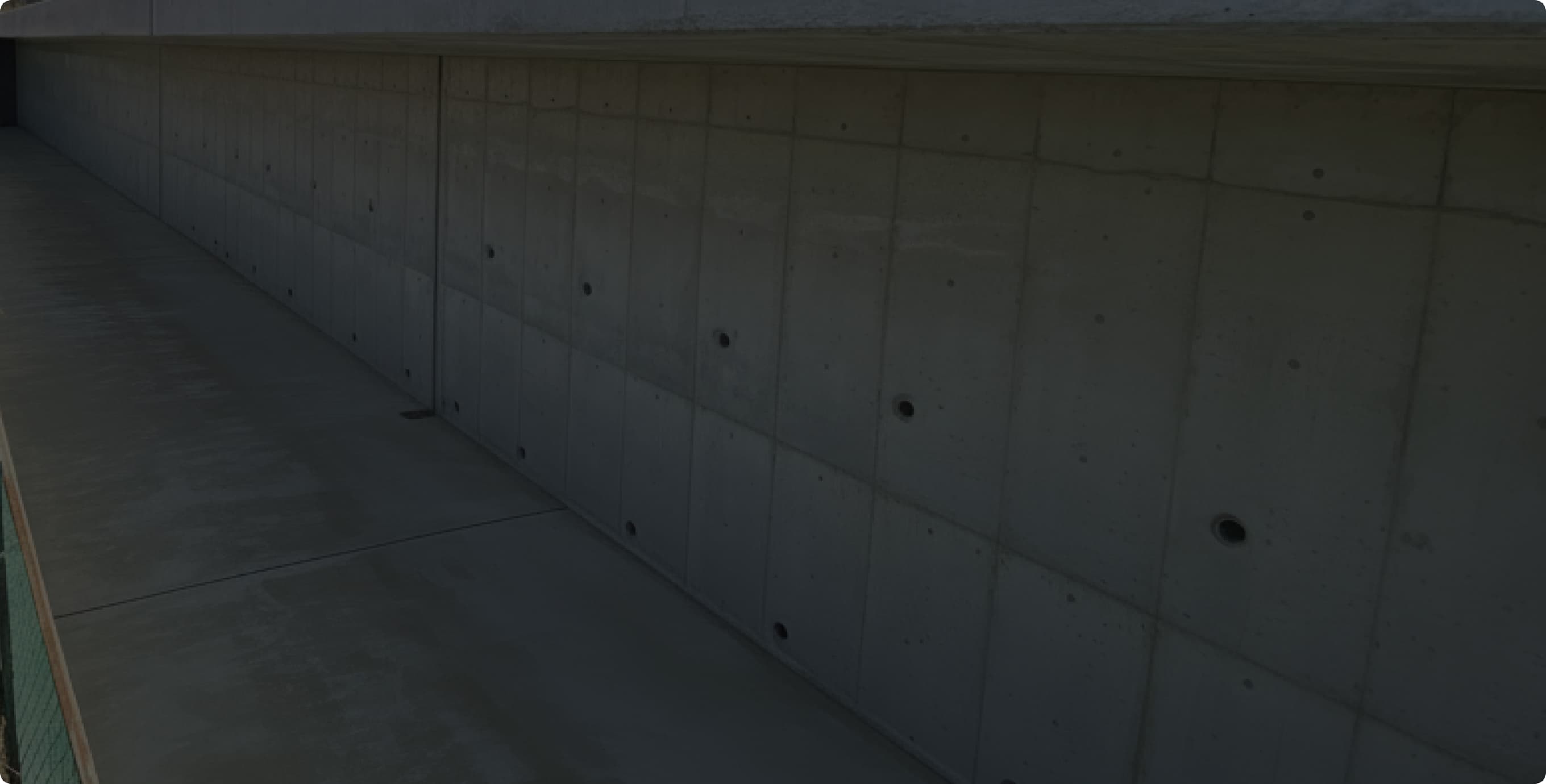 コンクリート施工の現場：高精度な打設と美しい仕上げの様子