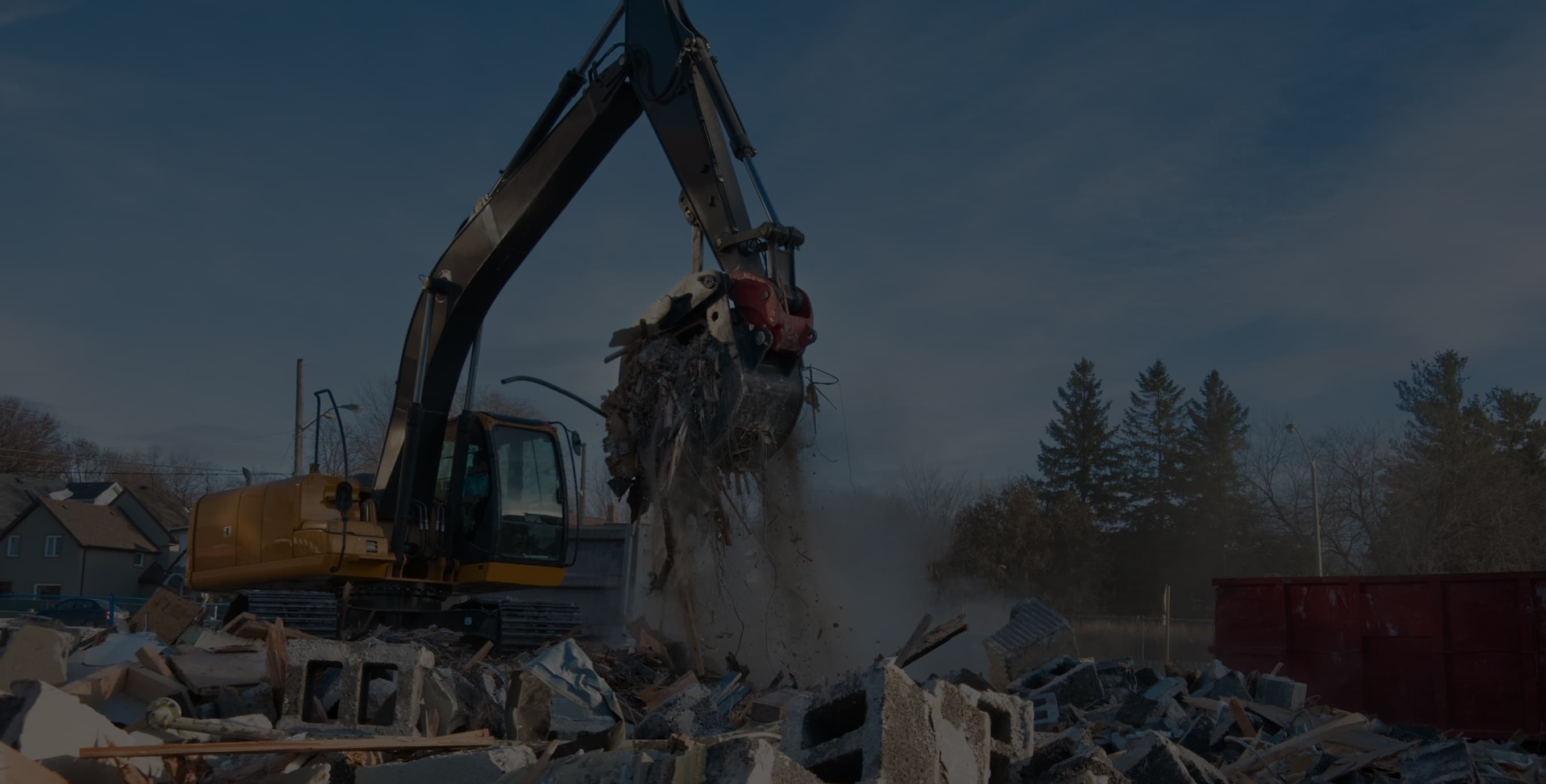 解体工事の施工現場：配慮を込めた丁寧な解体作業の様子