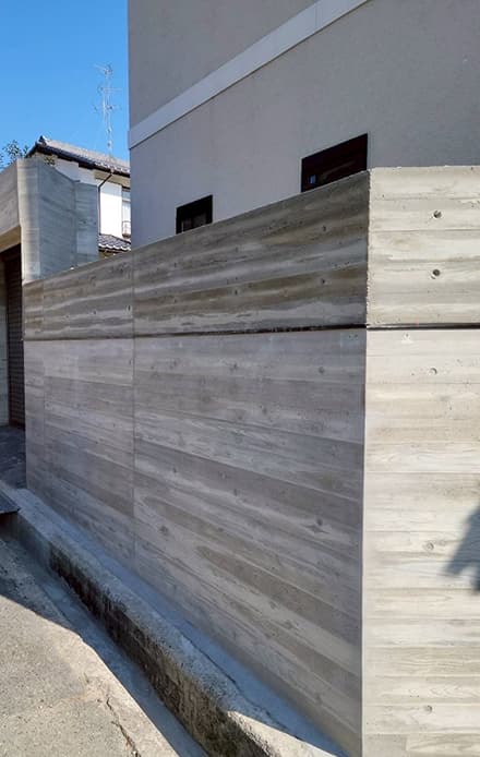 	住宅外構に設置されたコンクリート塀の施工例