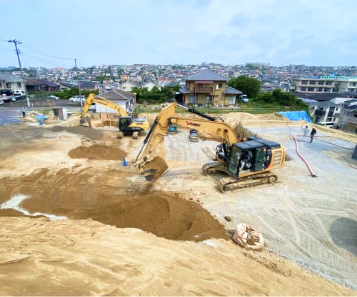 重機が稼働する宅地造成工事の現場